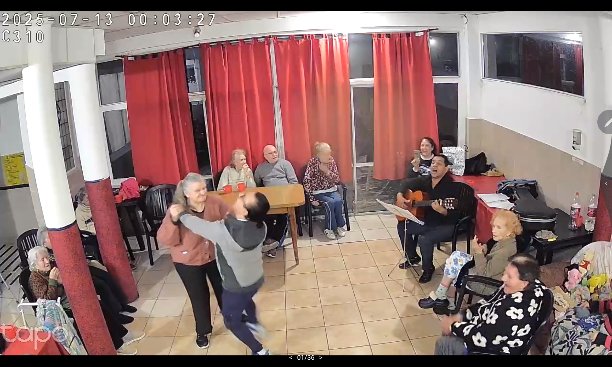 Familia y adultos mayores compartiendo un festejo